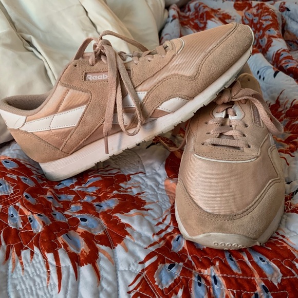 Millennial pink classic Reebok trainer - Picture 2 of 6
